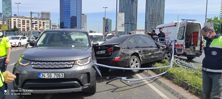 İstanbul'da 11 aracın karıştığı akılalmaz kaza: Demir parçası metrobüs bekleyen kadına düştü 6 57877ea5c1244a9b885cb7f39c4b7af0