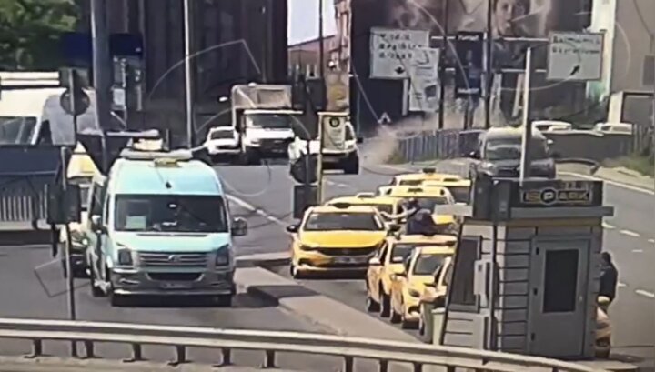 İstanbul'da 11 aracın karıştığı akılalmaz kaza: Demir parçası metrobüs bekleyen kadına düştü 7 654134463b0041489e2960363e400014