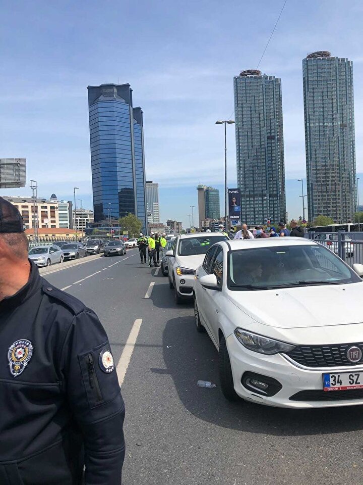 İstanbul'da 11 aracın karıştığı akılalmaz kaza: Demir parçası metrobüs bekleyen kadına düştü 11 7361ed00fd0a4e719d75232e3d40e844