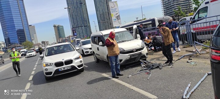 İstanbul'da 11 aracın karıştığı akılalmaz kaza: Demir parçası metrobüs bekleyen kadına düştü 4 812bb50f69204843b2898b4d1aaeb868