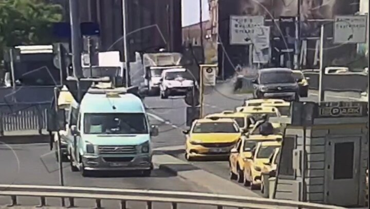 İstanbul'da 11 aracın karıştığı akılalmaz kaza: Demir parçası metrobüs bekleyen kadına düştü 8 a425b106024b45a197d4261777820d4d