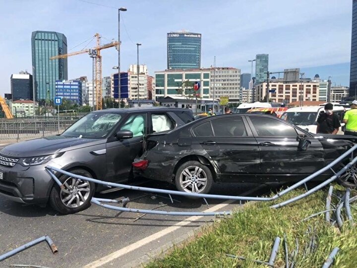 İstanbul'da 11 aracın karıştığı akılalmaz kaza: Demir parçası metrobüs bekleyen kadına düştü 2 a692b4fe9019463cb9cb50ac7093388a
