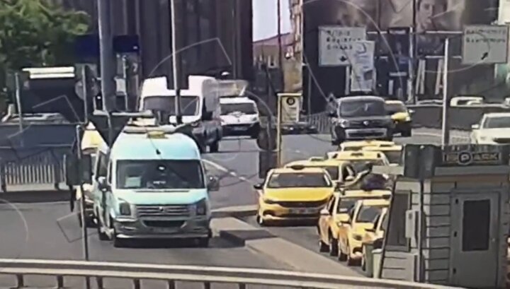 İstanbul'da 11 aracın karıştığı akılalmaz kaza: Demir parçası metrobüs bekleyen kadına düştü 10 e2383b567473405b8a7850880debd803