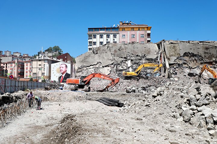 Rize'de olası felaketin önüne geçildi: Son riskli bina da tek darbeyle yıkıldı 14 2991d9221237 tur picture 20210509 24484383 24484380