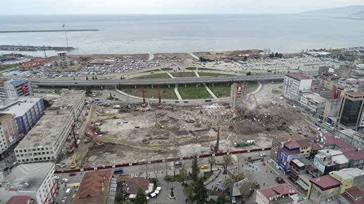 Rize'de olası felaketin önüne geçildi: Son riskli bina da tek darbeyle yıkıldı 17 36d2b80cc7917eff0f76a589623de129756703ba