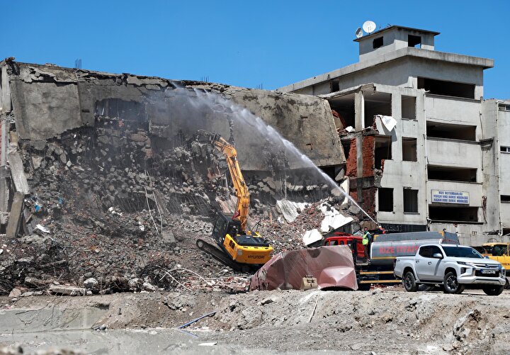 Rize'de olası felaketin önüne geçildi: Son riskli bina da tek darbeyle yıkıldı 15 444f2b5e1237 tur picture 20210509 24484383 24484382