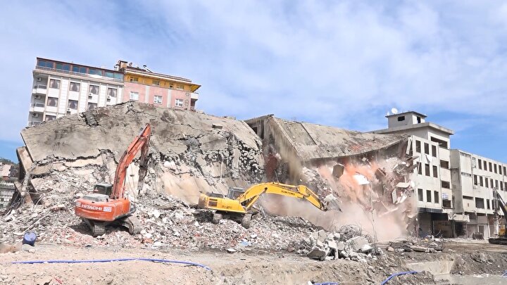 Rize'de olası felaketin önüne geçildi: Son riskli bina da tek darbeyle yıkıldı 6 4a802adc31dba4eee6d8faec54655cf60527a93b