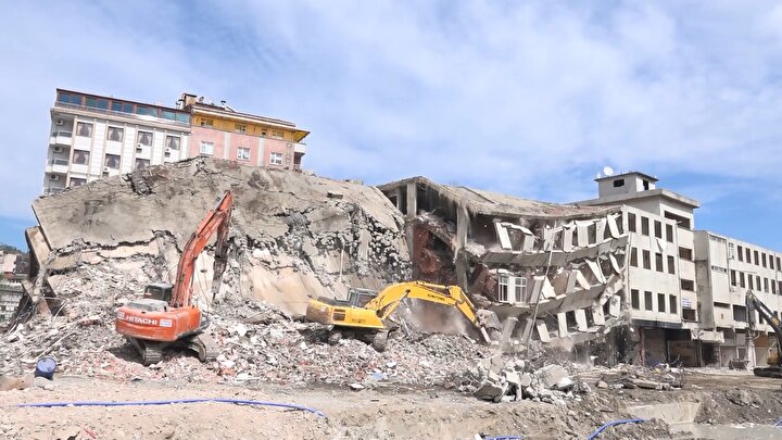 Rize'de olası felaketin önüne geçildi: Son riskli bina da tek darbeyle yıkıldı 9 ba06e74f152e4336acf722c9b9c6841d8541f0ca