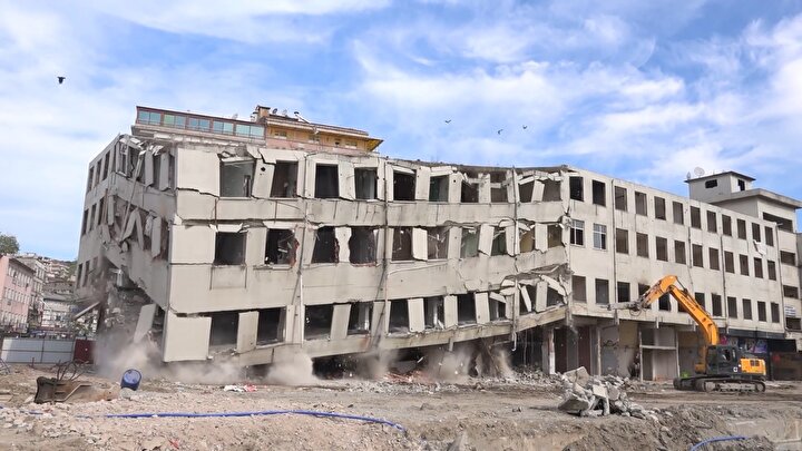 Rize'de olası felaketin önüne geçildi: Son riskli bina da tek darbeyle yıkıldı 2 fa1bdd650e17b253c3b446fd4152ecc50e5e4a05