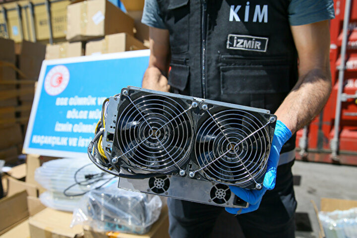 İzmir'de ele geçirildi: Bitcoin üretmeye yarayan 501 kaçak cihaz 12 99e187411317 tur picture 20210509 24484710 24484706