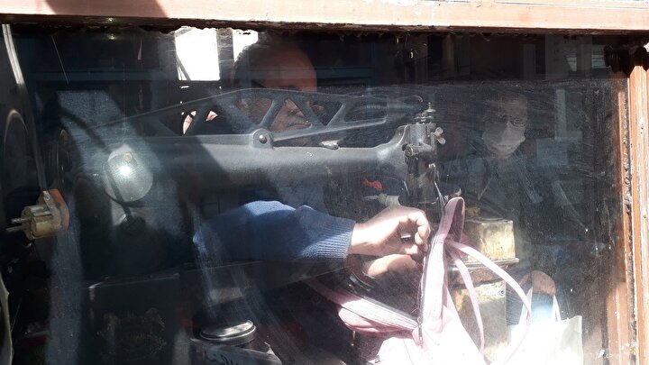 Bu meslek ona dede mirası: 58 yıldır ekmeğini 5 metrekarelik dükkanda kazanıyor 3 40951e5f42133936