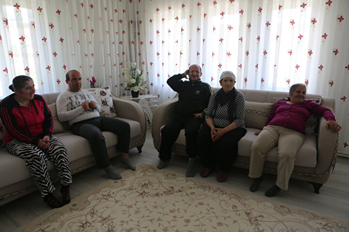 Fedakar anne; 45 yıldır 4 engelli çocuğuna bakıyor 4 dfc161240ec9e09a92c419c79b2b0bcac96a7e93
