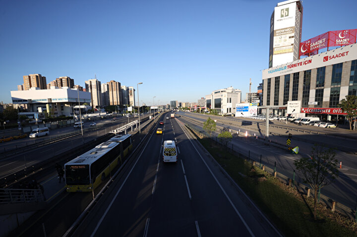 İstanbul trafiğinde tam kapanma etkisi: Yollar boş kaldı 9 feec1b900822 tur picture 20210510 24491253 24491252