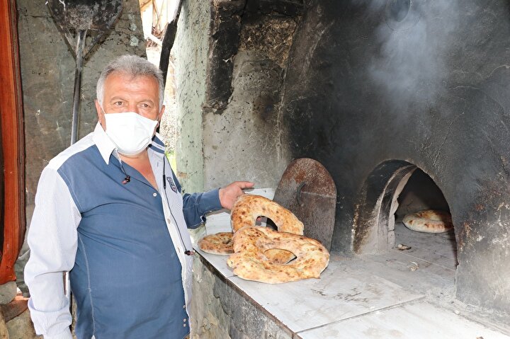 Şehre inip ihtiyaçları alıyor köy fırınında ekmek pişirip vatandaşa dağıtıyor: Örnek muhtar kapanmada köylünün eli ayağı oldu 2 ef63509142142834