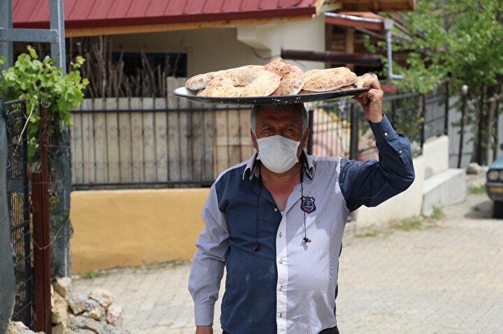 Şehre inip ihtiyaçları alıyor köy fırınında ekmek pişirip vatandaşa dağıtıyor: Örnek muhtar kapanmada köylünün eli ayağı oldu 7 f96ed7bb42142832