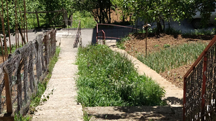 Komşuların 'inat merdivenleri': Aralarında 1 metre mesafede 2 merdiven yaptılar 9 2454877d1c154bf8b5c48523de0644d4