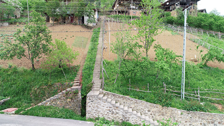 Komşuların 'inat merdivenleri': Aralarında 1 metre mesafede 2 merdiven yaptılar 3 4a0365420ae44b089b36c6576f6ade4c