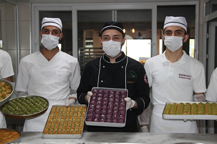 Tam kapanma ile geçecek olan Ramazan Bayramı için 3 bin 500 tepsi baklava siparişi aldılar 2 1096f4dd171744e68567520f05d05194