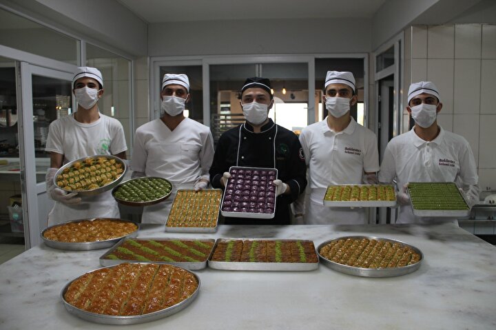 Tam kapanma ile geçecek olan Ramazan Bayramı için 3 bin 500 tepsi baklava siparişi aldılar 11 1605bcb5752a4ccc8b9471abf3bbd2bd