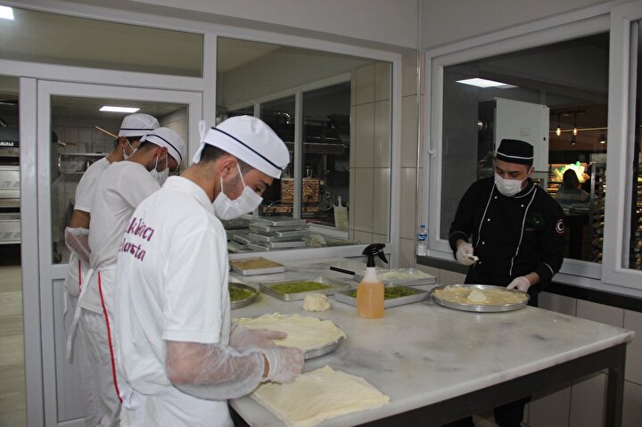 Tam kapanma ile geçecek olan Ramazan Bayramı için 3 bin 500 tepsi baklava siparişi aldılar 10 1bfa76920e9b46658ee684c14a64561c