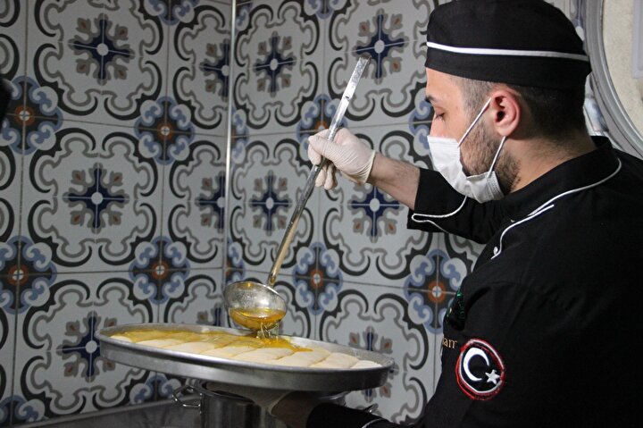 Tam kapanma ile geçecek olan Ramazan Bayramı için 3 bin 500 tepsi baklava siparişi aldılar 8 f569bbb9055b463891bfc8cbcec0c40d