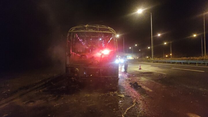 Bursa Da Gece Yarisi Facianin Esiginden Donuldu Lastigi Patlayan Otobus Alev Alev Yandi Yeni Safak