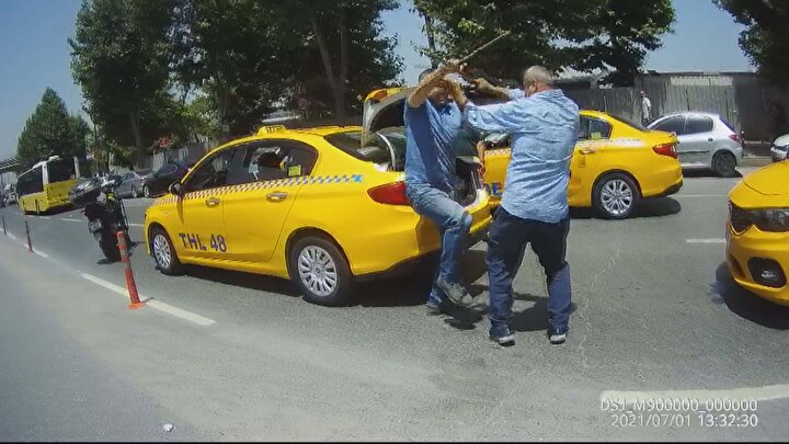 Yine sarı taksi yine rezalet: Sopalarla birbirlerine girdiler