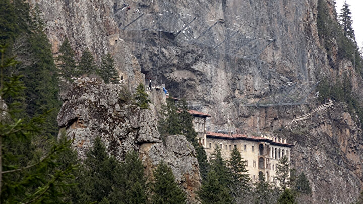 Sümela Manastırı'nda 360 tonluk tehdit: Dev kaya kütlesi için harekete geçildi