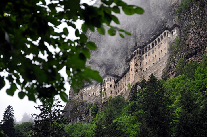 Sümela Manastırı'nda 360 tonluk tehdit: Dev kaya kütlesi için harekete geçildi