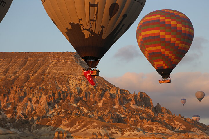 15 Temmuz Anma Kapadokya Da Balonlar 15 Temmuz Icin Havalandi Yeni Safak