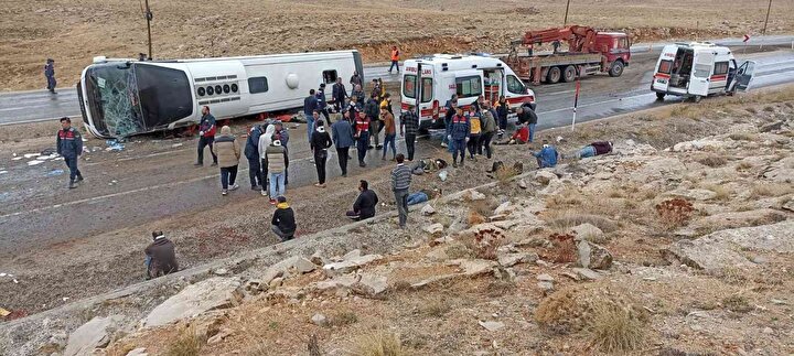 Sivas'ta göçmenleri taşıyan otobüs devrildi: İki ölü 20 yaralı var