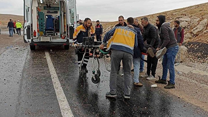 Sivas'ta göçmenleri taşıyan otobüs devrildi: İki ölü 20 yaralı var