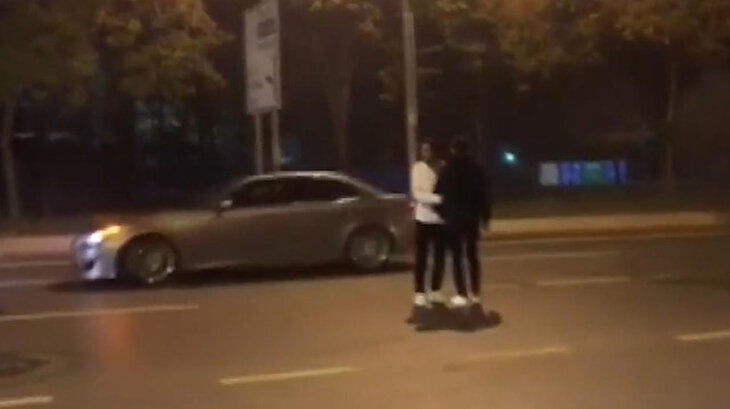 Caddeyi trafiğe kapatıp drift yaptılar