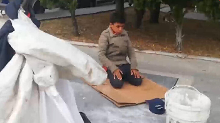 Kağıt toplayıcı çocuk ezanı duyunca işini bırakıp namaza durdu
