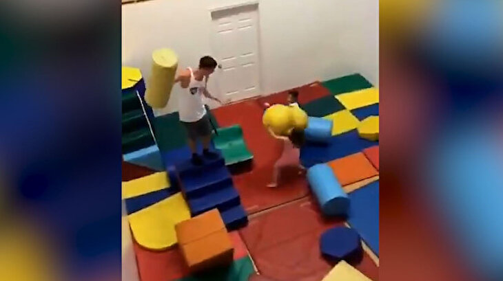 Kendini bilgisayar oyununda sanan adam çocukları perişan etti