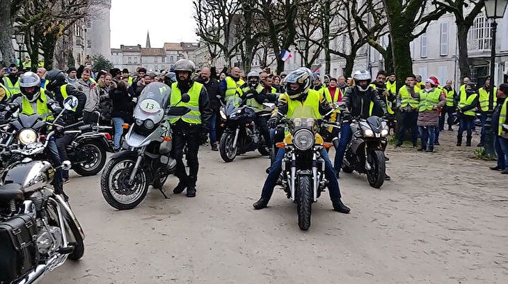 Sarı Yelekliler yine sokakta: Paris'te gösteri öncesi 317 gözaltı