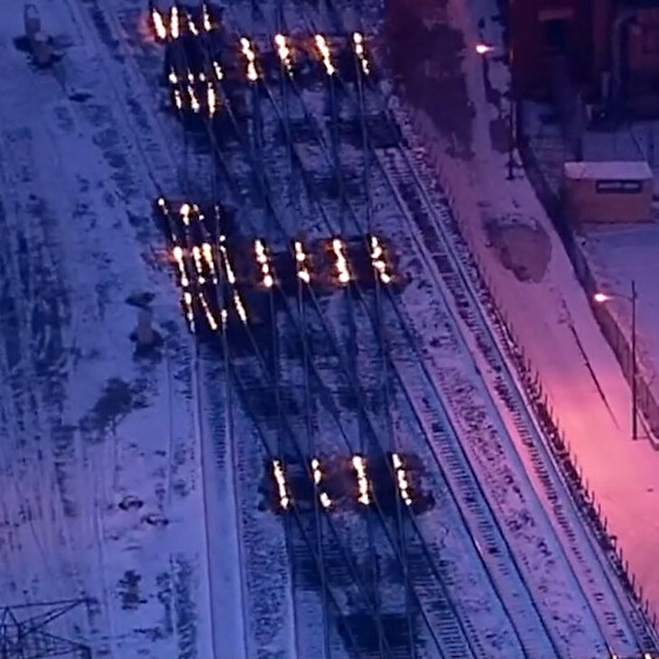 Chicago'da donmayı önlemek için tren rayları ateşe verildi