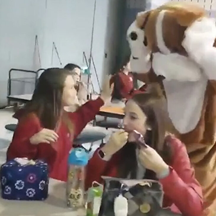 Uzun süre görmediği kızına maskot kıyafetiyle sürpriz yapan baba