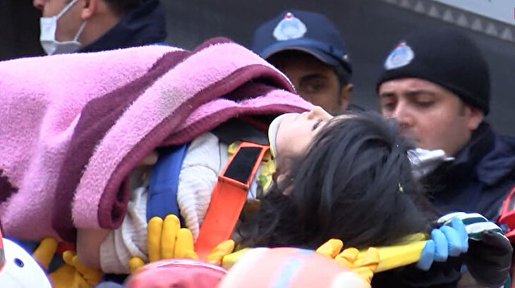 Küçük Havva Kartal'daki enkazdan 18 saat sonra kurtarıldı