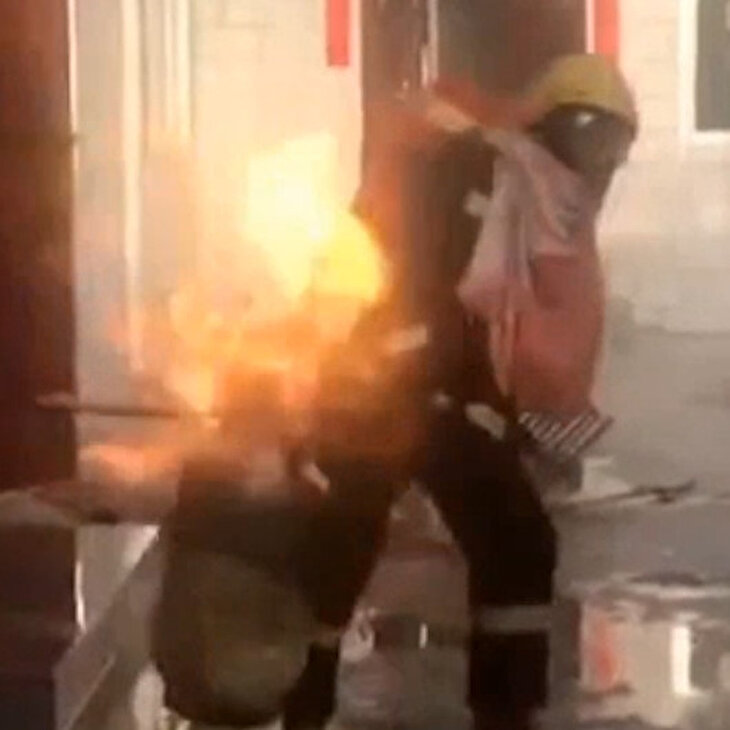 Canını hiçe sayıp evde yanan tüpü dışarı atan itfaiyeci