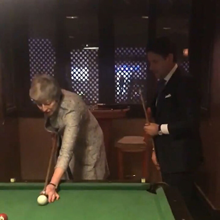 Mısır'daki Arap zirvesinde Başbakan Conte, Theresa May'e bilardo dersi verdi