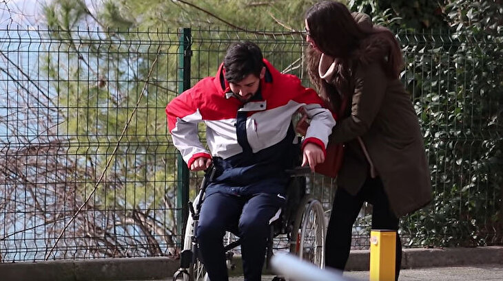 Duygulandıran sosyal deney: Türkler, bedensel engelli kişilere yardım ediyor mu?
