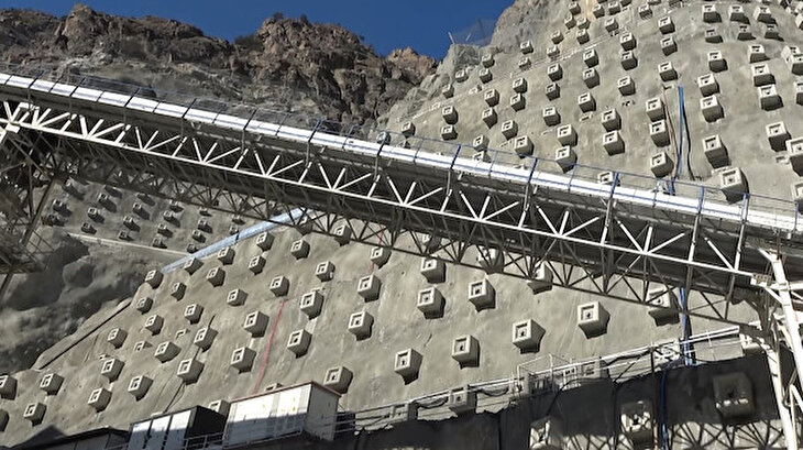 Türkiye'nin en yüksek baraj inşaatında '85 metre gövde'ye ulaşıldı