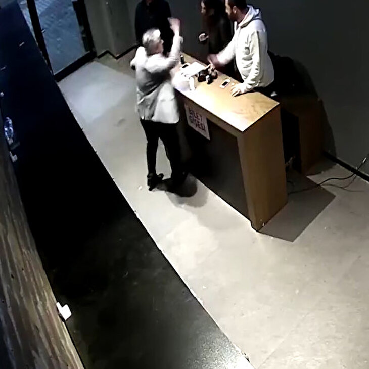 Çalışanlarına 'ayağa kalkmadın' dayağı atan patrona tepki yağdı