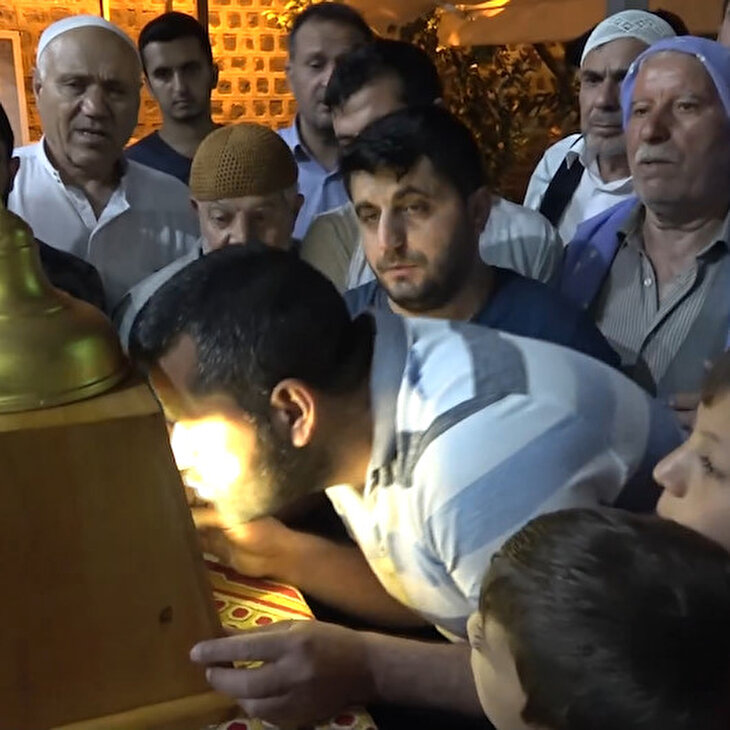 Duyan camiye koştu, kuyruk metrelerce uzadı