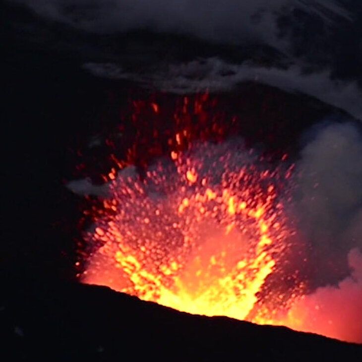 Avrupa'nın en aktif volkanı Etna Yanardağı yeniden faaliyete geçti