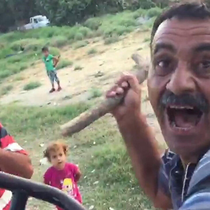 Dereden su almak isteyen vatandaşa muhtar böyle saldırdı