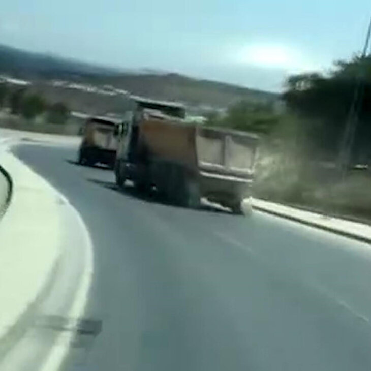 Yürekleri ağza getiren görüntü: Dev kamyonla drift yapa yapa yol gitti