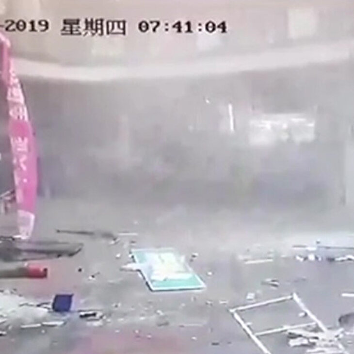 Gaz kaçağı olan büfenin bomba gibi patladığı anlar