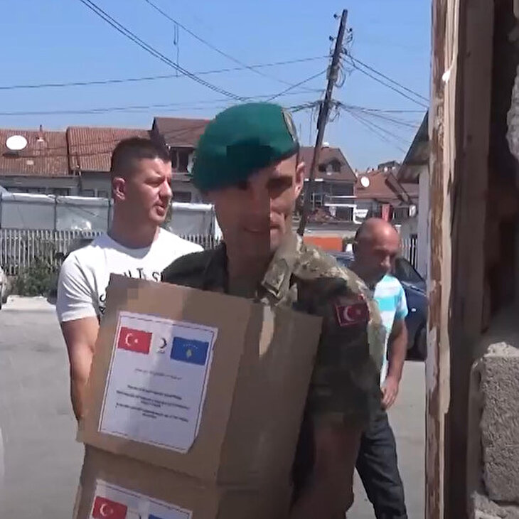 Mehmetçik Kosovalı çocukların yüzünü güldürdü